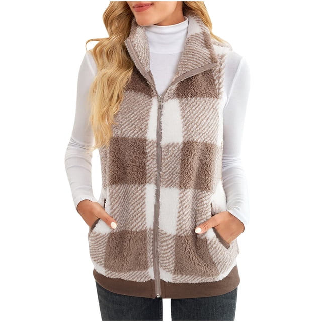 IROINID Débardeurs de Course pour Femmes, avec un Motif patchwork à Carreaux en Brun et Blanc. Ce Haut Sans Manches Style Cardigan à devant Ouvert et texture Peluche, Idéal pour les Tenues Décontractées Ou Actives. Montré en Taille m, Assorti à un Col Roulé Blanc et à des jeans.