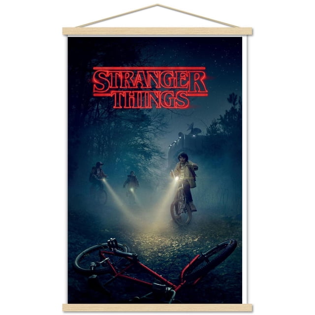 Netflix Stranger Things - Affiche Murale de Vélos, 22,375 Po x 34 Po Représentant un Sentier Forestier Nocturne Brumeux avec Trois Vélos pour Enfants avec Lampes de Poche, un Vélo Rouge au Sol au Premier Plan et le logo Rouge Lumineux Stranger Things en Haut, Convient à la Décoration Murale de Chambre Ou de Bureau.