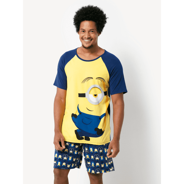 Minion Ensemble Pyjama 2 Pcs pour Homme - Manches Courtes - TP-TG par Puket. l'Ensemble Comprend un Haut à Manches Courtes Jaune et Bleu avec un Grand Graphique Minion et des shorts Bleus Assortis avec un Imprimé Minion Intégral. Fait de 95 % de viscose et 5 % d'Élasthanne pour le Confort. Chaussettes Non Incluses.