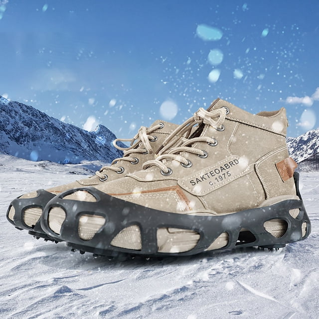 Crampons pour la Randonnée, la Marche et le jogging en Hiver en Plein Air, Conçus avec 30 Crampons en Acier Inoxydable Durables pour une traction Supérieure sur la Glace et la Neige. les Crampons Sont Montrés Tendus sur des Bottes de Randonnée Beiges dans un Cadre de Montagne Enneigée, Soulignant Leur Ajustement Universel, Conception Légère et Convenant comme grips de Chaussures Ou Crampons de traction.