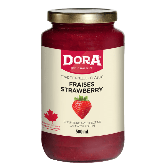 Dora Strawberry Traditional Jam dans un Pot en Verre Transparent de 500 ml avec un Couvercle en Métal Doré, Étiquette beige avec Texte Rouge et Noir, un Symbole de Feuille d'Érable Rouge Indiquant Qu'elle Est Préparée au Canada, et une image de Fraise, Étiquetée comme Confiture avec Pectine, Convient pour Étaler sur du Pain Grillé Ou Ajouter aux Pâtisseries.