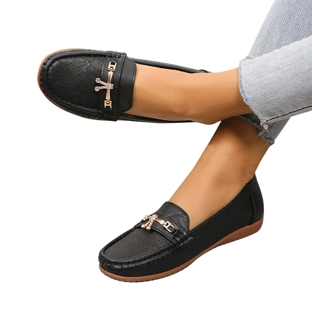 Pisexur Chaussures pour Femmes à Semelle Plate, Chaussures Haricots à Bout Rond Surdimensionné, Manche Échancrée et Détails Ajourés avec Ornements en Strass. les Ballerines Noires Ont une Semelle Antidérapante et une Semelle Intérieure Coussinée pour le Confort. Portées avec des jeans en denim Délavés Clairs.