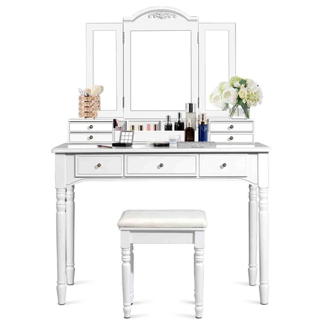 Patiojoy Ensemble de Coiffeuse Maquillage en Blanc, Comprenant un Miroir Tri-Pli, Sept Tiroirs et un Tabouret Rembourré. Fabriqué en MDF durable et Bois, la Table Mesure 41,5 Pouces de Longueur, 18 Pouces de Largeur et 60,5 Pouces de Hauteur. le Tabouret Mesure 16 Pouces par 12 Pouces par 18 Pouces. l'Ensemble Comprend un Miroir Amovible pour Double Usage comme Bureau d'Écriture Ou Table de Maquillage. le design Élégant avec des Détails Sculptés et un Grand Rangement le Rend Idéal pour Organiser des Cosmétiques, des Bijoux et des Produits de Soins de la Peau