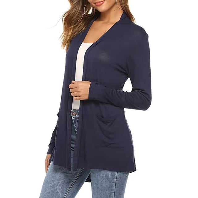 Wangsaura Cardigan Simple pour Femmes, Tricot Uni Bleu Marine à Manches Longues et Poches avant. Fabriqué en Mélange de Coton Doux, Idéal pour le Printemps et l'Automne. Décontracté et Tendance, Convient au Port Quotidien, aux Fêtes, aux Vacances Ou aux Vacances au Bord de la Mer. Conçu avec un Jean et un Haut Blanc.