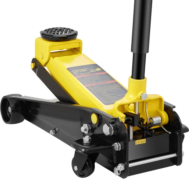 VEVOR Profil Bas Plancher Jack Pompe Hydraulique à un Seul Piston en Acier Lourd de 3 Tonnes au design Jaune et Noir. Dotée d'Une Capacité de Levage de 3 Tonnes (6600 Lb) avec une Plage de 5,12 Pouces à 19,7 Pouces. Fabriquée en Acier durable, Comprend une Selle en Caoutchouc pour la protection du Véhicule et des Roulettes en Acier à Roulement Fluide pour une Maniabilité Facile. la Poignée Mesure 37,8 Pouces de long et Est Détachable pour un Rangement compact. Convient pour Lever des Voitures, des Camions et des VUS pour des