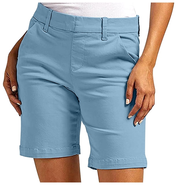 Jovati Shorts Grande Taille pour Femmes en Sergé Extensible Bleu Pâle. Ces Shorts à Enfiler Offrent une Coupe Régulière, une Taille Fine et des Poches Latérales Fonctionnelles, Idéals pour les Tenues Décontractées d'Été, la Randonnée et les Bas pour Femmes Grande Taille. Disponibles en Tailles P à TTTTG.