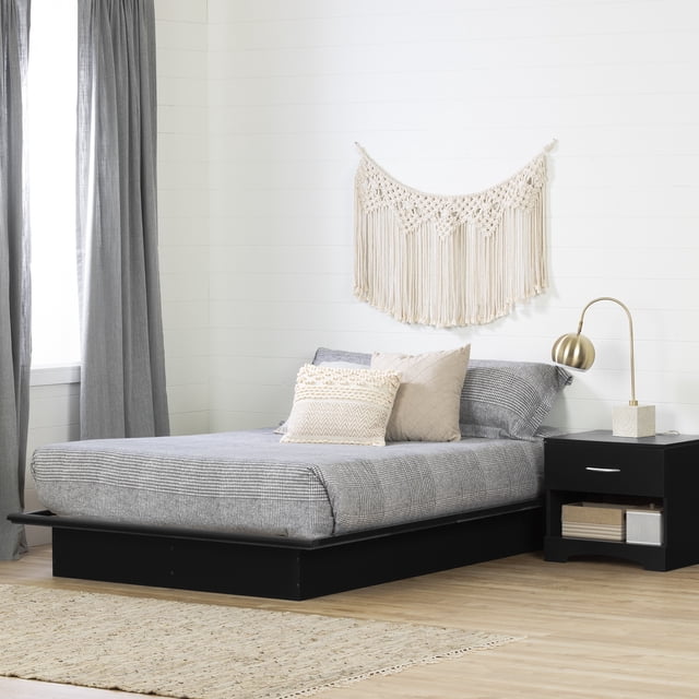 South Shore Step One Lit Plateforme Complet en Noir Pur avec Cadre Profil Bas et Lignes Modernes Épurées, Habillé d'Une Literie à Carreaux Gris et de Coussins Décoratifs Neutres, Ensemble dans une Chambre Éclatante avec Murs shiplap Blancs, Rideaux Gris, Tapis Tissé beige et Table de Nuit Noire Tenant une Lampe Dorée et des Boîtes de Rangement, Convient à des designs de Chambre Gain de Place et Organisés.