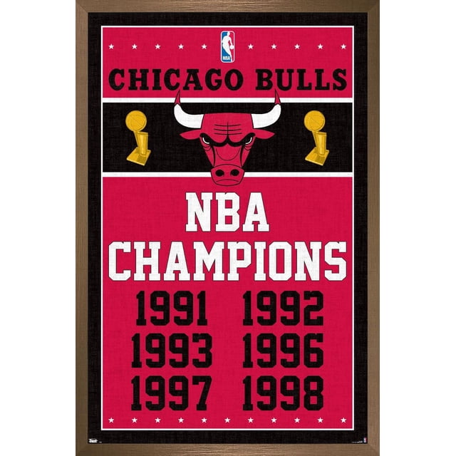 NBA Chicago Bulls - Affiche Murale Champions 13, 22,375 Pouces x 34 Pouces Encadrée, Présentant un logo des Chicago Bulls Centré à l'Avant en Rouge et Noir avec le logo NBA au-Dessus, Deux Trophées de Championnat NBA Dorés de Chaque Côté, et un Texte Audacieux Blanc et Noir Répertoriant les Années de Championnat NBA 1991, 1992, 1993, 1996, 1997 et 1998 sur