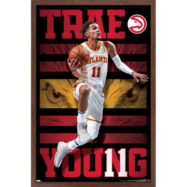 NBA Atlanta Hawks - Trae Young 20 Affiche Murale, 22,375 Pouces x 34 Pouces Affiche Encadrée Montrant Trae Young en Blanc Atlanta Hawks Chandail Numéro 11, Bondissant avec le basketball. l'Arrière-plan Présente du Noir avec des Rayures Rouges et Jaunes et un Graphique Yeux de Faucon, avec Texte Rouge Audacieux « Trae Young 11 ». Idéale pour la Déco Murale de Chambre à Thème Sportif Ou de Bureau.