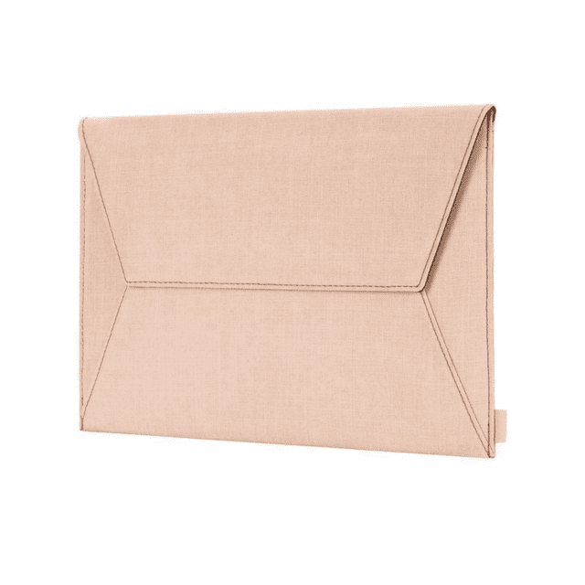 Incase Étui/étui Enveloppe 13” pour MacBook Pro Thunderbolt 8USB-C/MacBook Air avec Écran Retina. Cet Étui pour Ordinateur Portable Présente un Extérieur en Laine durable dans un Ton beige Pâle, un design Profilé Style Enveloppe et une Fermeture à Pression Magnétique pour une protection Sécurisée. Idéal pour un Rangement MacBook Léger et durable.