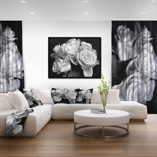 Designart Bouquet de Roses Cadre Flottant Noir et Blanc ART Mural Montrant un Gros Plan Centré de Roses Noires et Blanches Imprimées sur Toile de Coton de Qualité Supérieure, Enveloppé et Tendu sur un Cadre Flottant en Bois de 1 Po, Suspendu au-Dessus d'Un sofa Sectionnel Blanc avec Coussins et Rideaux Assortis à Motif de Roses dans un Salon Minimaliste avec Plancher en Bois et une table Basse Ronde Blanche avec une Plante Verte.