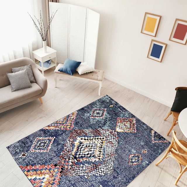 ECARPET Tapis Marocain Ultra Doux et Moelleux Collection Mosaique avec une base en Polypropylène Bleue et des Motifs Géométriques Multicolores en Treillis, Installé sur un Plancher de Bois Clair dans un Salon Lumineux Comprenant un sofa beige, un Banc Capitonné avec des Coussins, une table d'Appoint Blanche et un art Abstrait Encadré.