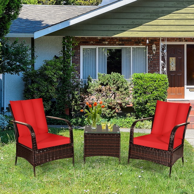 Gymax Ensemble de Conversation en Rotin pour Patio 3 Pcs avec Deux Chaises Dotées de Coussins Rouges et d'Accoudoirs Ergonomiques, Assorti à une table Basse Carrée avec Dessus en Verre Trempé. Conçu avec du Rotin PE durable et de l'Acier, Cet Ensemble de Meubles d'Extérieur Moderne Est Parfait pour les patios, les Jardins, les Balcons et les Zones au Bord de la Piscine, Offrant une Assise Confortable et un design Élégant.