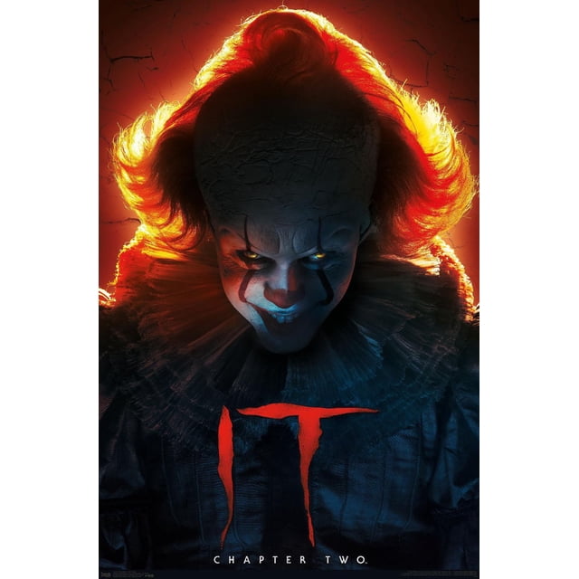 IT : Chapitre 2 - Affiche Murale « Evil Glow », 22,375 Po x 34 Po Représentant une Figurine Sombre dans un costume Détaillé à Col Volanté avec des Cheveux Rouge Vif Lumineux par-Dessus un Fond orange Fissuré, avec le Titre « IT » Rouge et le Texte « Chapitre Deux » Ci-Dessous, Idéal pour une Déco Murale à Thème Horreur.