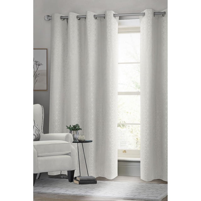 Safdie & Co. Rideau Occultant Tissé 54X84L Blanc, Rideaux Géo Occultants avec Motif Géométrique Blanc Subtil sur Tissu Tissé, Suspendus sur une Tringle Argentée dans un Salon. Ces Rideaux Longueur au Sol Bloquent la Lumière et Offrent de l'Intimité, Complétant un Fauteuil Gris, une table d'Appoint Noire avec Déco, et un Tapis Gris Texturé Près d'Une Fenêtre avec Lumière Naturelle. Convient pour Créer un Espace Serein, Écoénergétique.