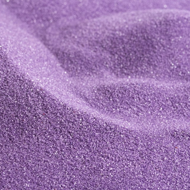 Sandtastik Classic Sable Coloré Violet, Montré en Gros Plan Mettant en Valeur Sa texture Douce et Son Étincelle Naturelle. Ce Sable Non Toxique de 10 lb Présente une Taille de grain Propre et Uniforme de 0,08 mm à 0,425 mm, Idéal pour les Projets d'Artisanat, l'Art sur Sable, les Remplissages de vase et la Déco d'Événement. Convient aux Cérémonies de Sable unity, aux arrangements de Bougies et aux Modèles d'Exposition.