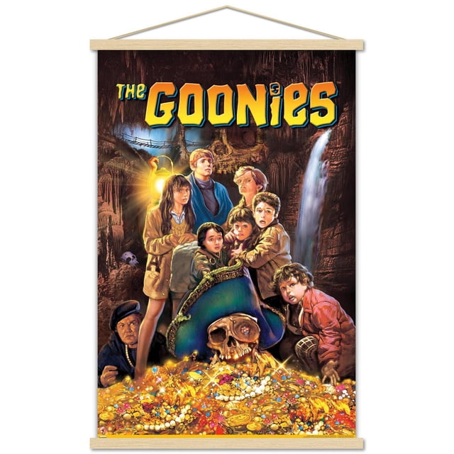 The Goonies - Affiche Murale d'Une Feuille, 22,375 Po x 34 Po Représentant un Groupe d'Enfants dans une Grotte Illuminée par une Lanterne, avec un Grand Crâne de pirate Portant un Chapeau Bleu au-Dessus d'Un Trésor de Pièces d'Or, de Bijoux et de Perles, et une Cascade en Arrière-Plan, Imprimée sur du Papier Lustré, Convenant à un décor Mural de Maison vibrant.