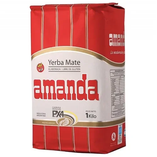 Amanda Yerba Maté 1 Kg/2,20 Lb dans un Emballage Rectangulaire Rouge et or avec des Marques Blanches et Rouges Audacieuses. l'Emballage Met en Valeur Sa formulation Sans Gluten et Son Origine Argentine Traditionnelle. Idéal pour l'Infusion comme Thé Chaud, Teré Ou dans une Gourde, Cette Tisane Légère à Mi-Corsée Est Riche en Antioxydants et en Nutriments, Offrant un Regain d'Énergie Naturel et des Bienfaits pour la Santé.