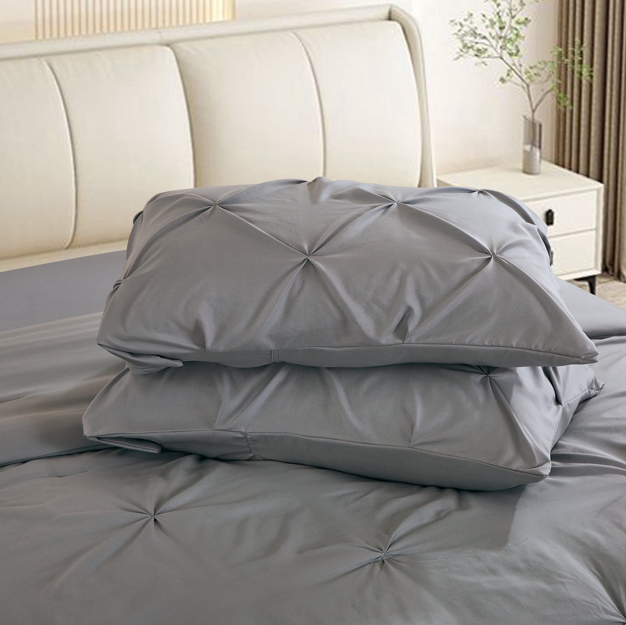 Literie Marina Décoration ultra douce et luxueuse en duvet d'oie, motif géométrique uni, capitonné et plissé, avec taies d'oreiller à volants, gris