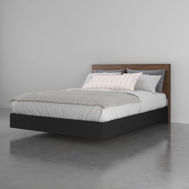 Solari Ensemble de Chambre 2 Pcs avec un Lit Plateforme Flottant en Fini Noyer et Noir, avec la construction à Lattes en Métal et Bois Franc de Nexera et une Tête de Lit Effet Planche Rustique, Style Neutre dans une Pièce Minimaliste, Idéal pour Se Marier avec d'Autres Meubles de Chambre.