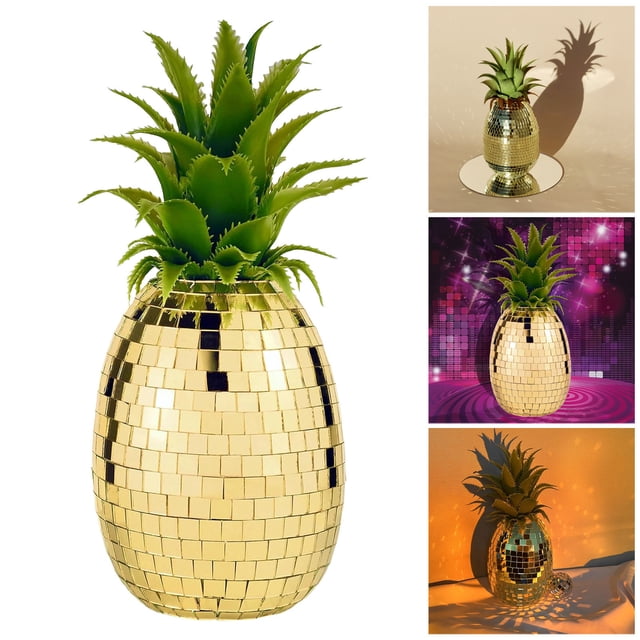 Hml Ananas Disco Réfléchissant Disco or Décoration de Fête Table Bar Mariage Design de Fête. une Pièce Décorative en Forme d'Ananas avec une Finition Boule Disco Dorée Réfléchissante, Fabriquée en Styromousse et Recouverte de Carreaux de Verre Scintillants. le Dessus Présente des Feuilles Vertes Réalistes, Rehaussant Son Attrait Festif. Idéal pour les Fêtes, Mariages, bars et Événements d'Entreprise, Il Reflète Admirablement la Lumière sous l'Illumination Ou la Lumière du Soleil. Fait à la Main avec des imperfections Uniques