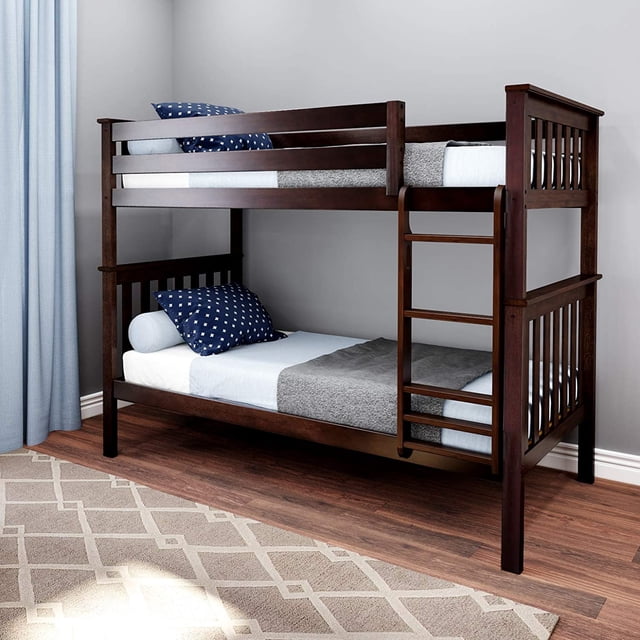 BEDSMART Bunk Bed en Bois Massif Simple sur Simple, Fini espresso, Fabriqué en Pin de Nouvelle-Zélande durable avec Têtes de Lit à Lattes, une Échelle et de la Quincaillerie à Agencement de Couleurs Affleurant pour un Style Propre. Cette Pièce de Mobilier pour Enfants Accueille des Matelas Simple standard, Supporte jusqu'à 400 Lb par Lit, et Est Idéale pour les Tout-Petits Jusqu'aux Ados. Conception Gain de Place Présentée dans une Chambre Moderne pour Enfants avec des Murs Gris Pâle, un Tapis à Motifs et des Rideaux Bleus.