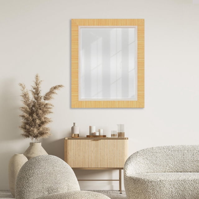 Home Trends Miroir Assorti 23x28 Bois II Miroir Mural avec un Cadre en Bois Naturel Clair avec des Rainures Verticales, Monté sur un Mur beige au-Dessus d'Un Buffet en Bois avec Lattes Verticales. la Scène Comprend un Fauteuil et un Causeuse en Bouclé Crème Texturé, des vases Ton Neutre avec de l'Herbe de la Pampa Séchée, et des Bougies Décoratives, Convenant pour Améliorer la Chaleur et le style dans la Déco de la Maison.
