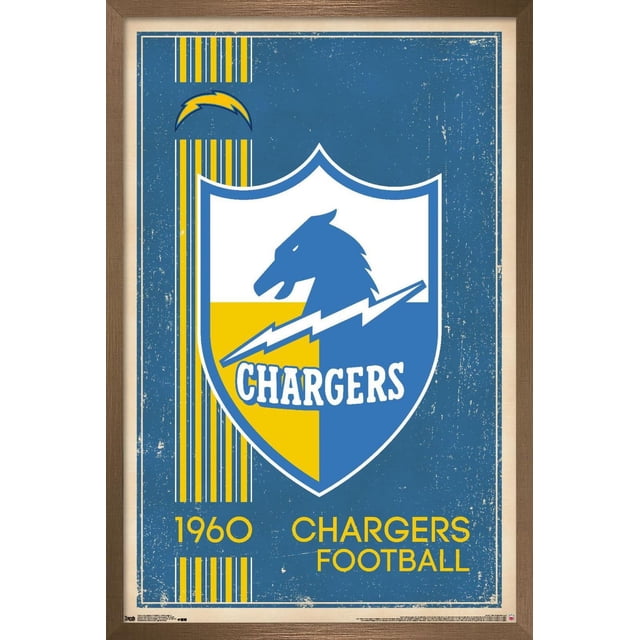 NFL Los Angeles Chargers - Affiche Murale Logo Rétro 17, art Mural Encadré 22,375 Pouces x 34 Pouces Présentant un Bouclier Bleu et Jaune vintage avec une Tête de Cheval et un Éclair, Texte Blanc « Chargers », Rayures Jaunes Verticales et Texte « 1960 Chargers FOOTBALL » sur un Fond Bleu Vieilli, Idéal pour la Déco de Chambre à Thème Sportif.