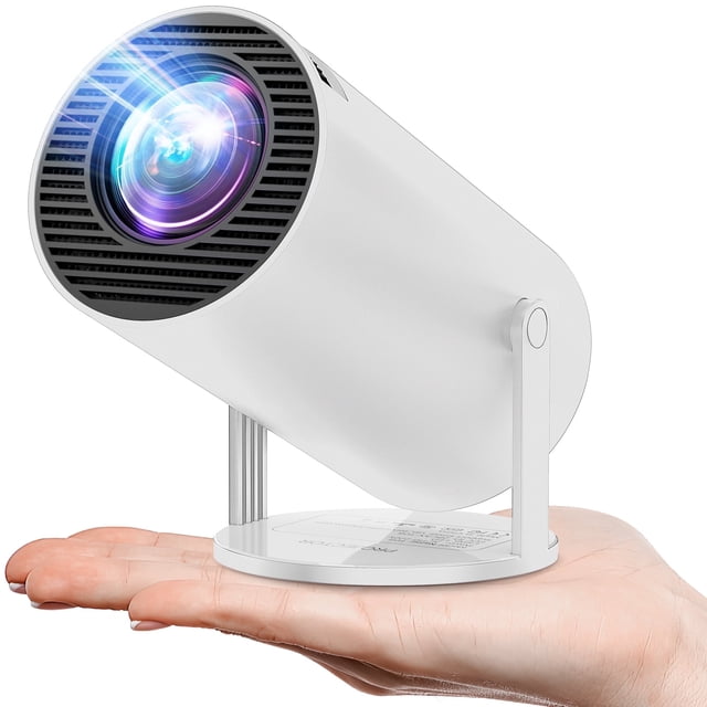 Projecteur 4K Compatible 1080P, Mini Projecteur Intelligent pour Projection de Films Compatible avec Téléphone - Blanc. un Mini Projecteur Élégant et Blanc de Forme Cylindrique, Montré Posé sur une Main pour Référence de Taille. les Fonctionnalités Incluent Wi-Fi 6, Bluetooth 5.2, rotation à 180°, et correction Automatique du Trapèze. Prend en Charge la Lecture Vidéo 4K, Résolution 1080P, et un Écran max de 200 Pouces. Offre des ports HDMI, USB et AV pour une Compatibilité Fluide avec les Appareils.
