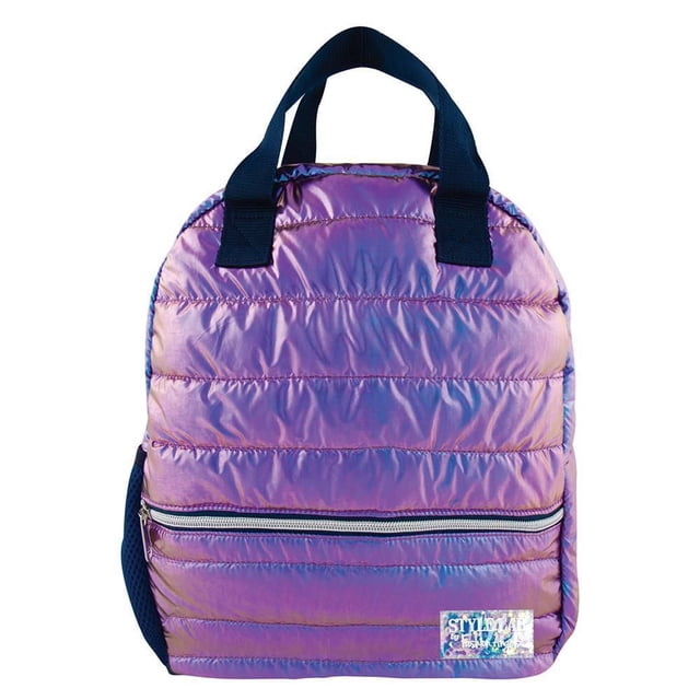 Fashion Angels Style Lab Sac à Dos Matelassé Bleu Marine Dégradé avec Matériau Matelassé Bleu Marine iridescent, 15 par 12 par 5,5 Pouces, Trois Poches Incluant une Poche Techno Rembourrée, une Poche d'Hydratation en Maille et une Poche Essentiels avant, Doubles Poignées pour Suspendre et Bretelles Entièrement Rembourrées pour le Confort, Convient Aussi pour Transporter de Petits Appareils Techno en Toute Sécurité.