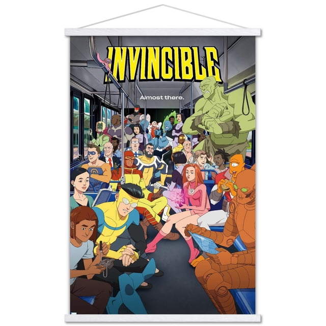 Invincible : Saison 2 - Affiche Murale « Bus One Sheet », 22,375 Po x 34 Po Représentant un Intérieur d'Autobus Animé Rempli de Divers Superhéros en costumes Colorés, Incluant une Grande Figurine Verte Debout et un Personnage Blindé orange Assis Lisant une Tablette, avec le Titre Audacieux Jaune « Invincible » et le Texte « Presque Là. » Ci-Dessus, Convenant à une Décoration Murale Vibrante et à une Décoration de Pièce.