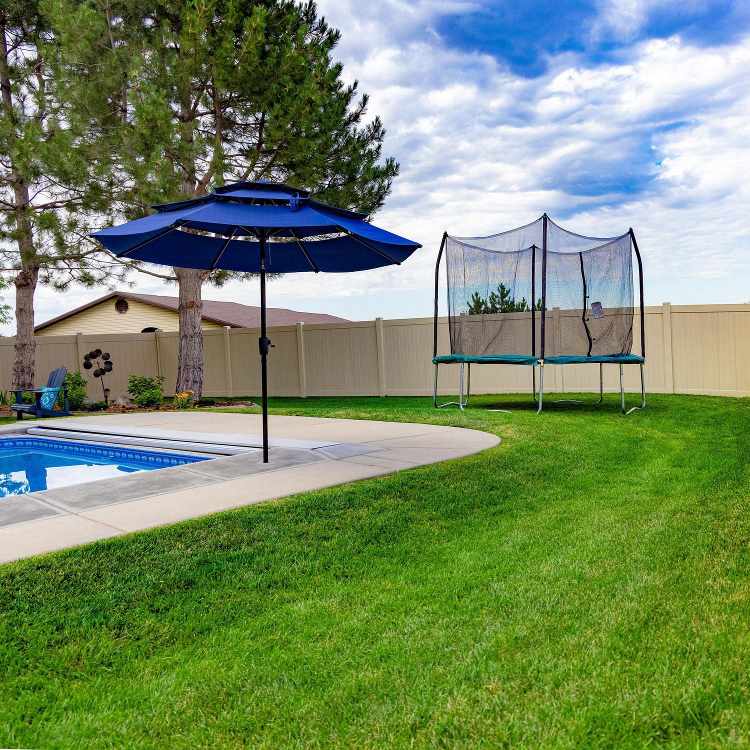 SKYWALKER TRAMPOLINES Trampoline d'extérieur rond de 10 pieds vert pour enfants avec filet de sécurité et coussin à ressorts, homologation ASTM, résistant à la rouille