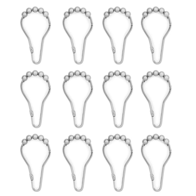 Mainstays Crochets de Douche à Charnière à Glissement Facile, Ensemble de 12, Illustré sur un Fond Blanc, Chaque Crochet en Métal Argenté avec Quatre Billes Roulantes pour un Mouvement Fluide sur les Tiges de Douche standard, Doté d'Un Fermoir à Charnière pour une installation Facile et une Finition Résistante à la Rouille, Convient à l'Utilisation avec Tout Rideau de Douche Ou Doublure.