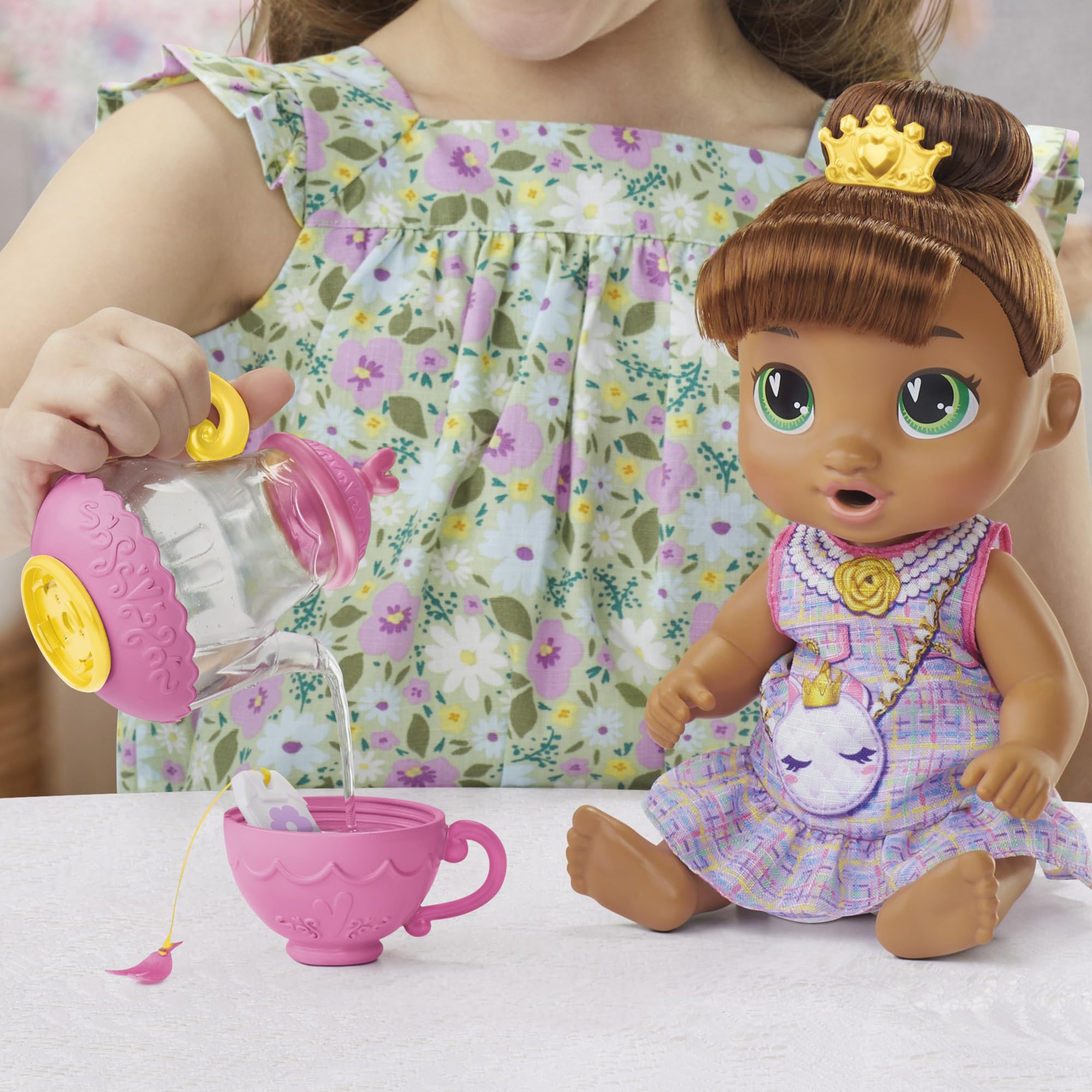 Baby Alive Poupée Bubbly Tea Party Sophia avec Accessoires de Théière, Cheveux Bruns, 11 Pouces, Jouets pour Filles et Garçons de 3 Ans et Plus