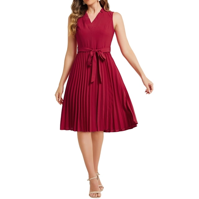 Robe Plissée CHIC Inspirante pour Femmes Sans Manches à Col en V avec Taille à Nouer, Robes Midi Trapèze S Bourgogne, Vue Centrée sur le devant d'Une Robe Midi Trapèze Sans Manches à Col en V en Bourgogne avec Ourlet Évasé Plissé, Ceinture à Nouer Détachable, Corsage Ajusté et Jupe Mi-Mollet Fluide sur mannequin sur Fond Blanc; Drapé Léger visible, Convient aux Tenues Semi-Formelles de Printemps–Été et s'Agence Souvent avec des Talons Ou une Pochette.