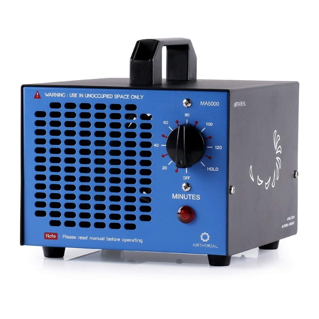 Airthereal MA5000 Générateur d'Ozone Commercial Bleu, Conçu pour l'Élimination des Odeurs à Grande Capacité avec une Sortie d'Ozone de 5 000 mg/h. Doté d'Un Panneau de Commande Orienté vers l'Avant avec une Minuterie Réglable jusqu'à 120 minutes Ou un Fonctionnement en Continu. Conception Compacte avec une Poignée Robuste, Convient pour Désodoriser les Pièces, la Fumée, les Voitures et les Odeurs d'Animaux. Comprend un Avertissement à Utiliser Seulement dans les Espaces Inoccupés et Attendre