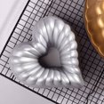 thumbnail image 4 of Nordic Ware Poêle Bundt Élégante à Cœur, 4 of 4