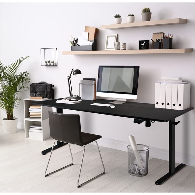Bureau Électrique Réglable de 55 Pouces avec Fonctionnalité de Hauteur Ajustable, Idéal pour les Installations de Bureau à Domicile. le Bureau Présente un Plateau Noir avec des Prises de Courant Intégrées et Est Exposé dans un Espace de Travail Contemporain avec un Ordinateur, des Fournitures de Bureau et une Déco. une Chaise Noire Complète l'Installation, avec des Étagères Murales Tenant des Plantes et des Accessoires au-Dessus.