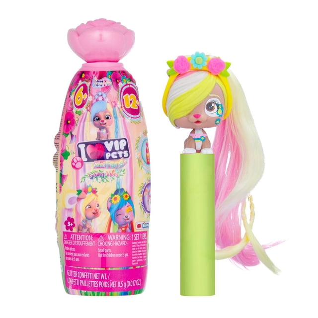 VIP Pets Mini Fans - Spring Vibes - Série 3 Montrant une capsule de Shampoing Rose à Capuchon Fleuri avec Emballage à Imprimé floral et une Mini Poupée aux Cheveux Roses et Blonds de 8 Pouces de long Coiffée d'Un Diadème Fleuri, Debout sur une base Verte, Incluant 6+ Accessoires surprise.