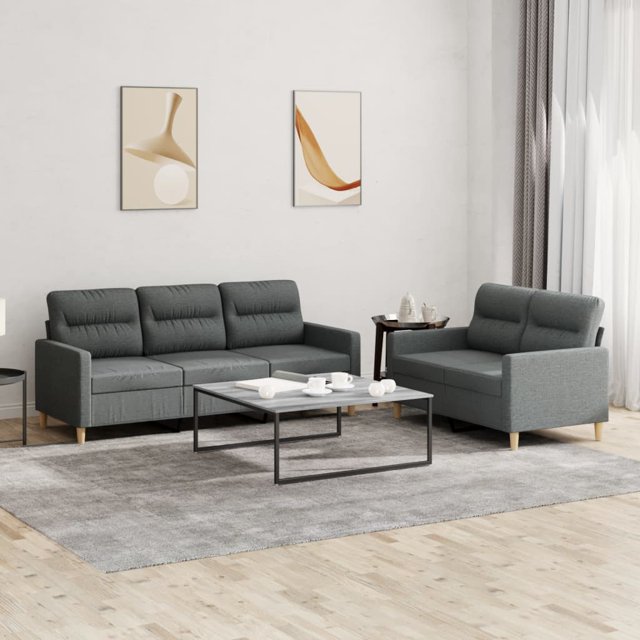vidaXL Ensemble de Canapé 2 Pcs avec Coussins en Tissu Gris Foncé, Incluant un Canapé 2 Places et 3 Places avec Coussins Épais Rembourrés. Idéal pour les Meubles de Salon, l'Ensemble Est Présenté dans un Espace Moderne avec un Plancher de Bois Clair, un Tapis Gris et un Décor Minimaliste comme une table Basse et une Oeuvre Murale.