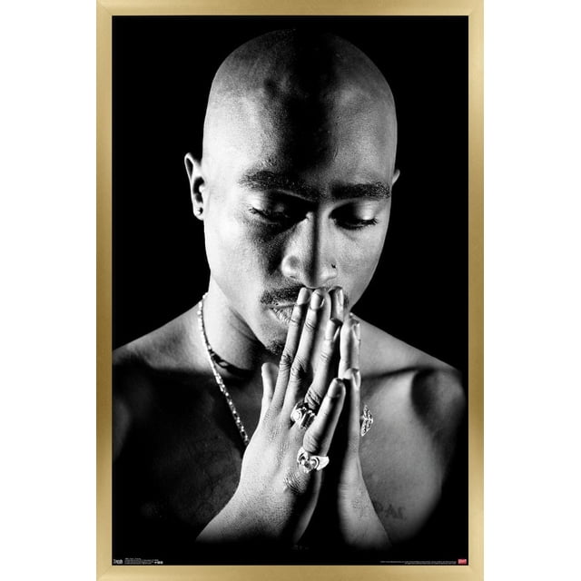 Tupac - Affiche Murale de Prière, 14,725 Pouces x 22,375 Pouces, Affiche Lustrée Noir et Blanc Représentant une Figurine Sans Chemise avec les Mains Pressées pour la Prière, Ornée de Multiples Anneaux et d'Un Collier Chaîne, Sertie sur un Fond Noir Uni avec un Cadre Doré, Convient à la Décoration Murale de Chambre Ou de Bureau.