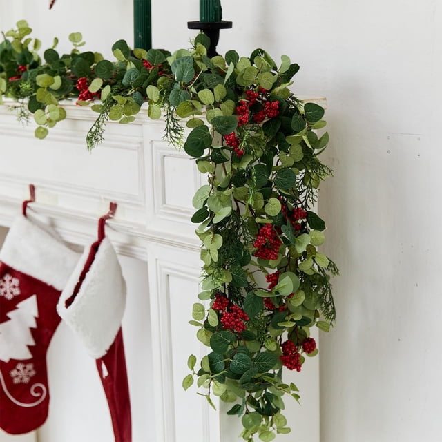Dvkptbk Guirlande de Noël Artificielle de 5 Pi avec Baies Rouges, Présentant un Feuillage Vert Réaliste et des Baies Rouges Vibrantes, Drapée sur un Manteau Blanc. Cette Guirlande de Verdure d'Hiver Est Faite de Plastique durable et Mesure 180 cm (70,87 Pouces) de Longueur. Idéale pour Décorer les tables, les Manteaux de Cheminée, les Murs et les Espaces Intérieurs et Extérieurs pendant la Période des Fêtes.