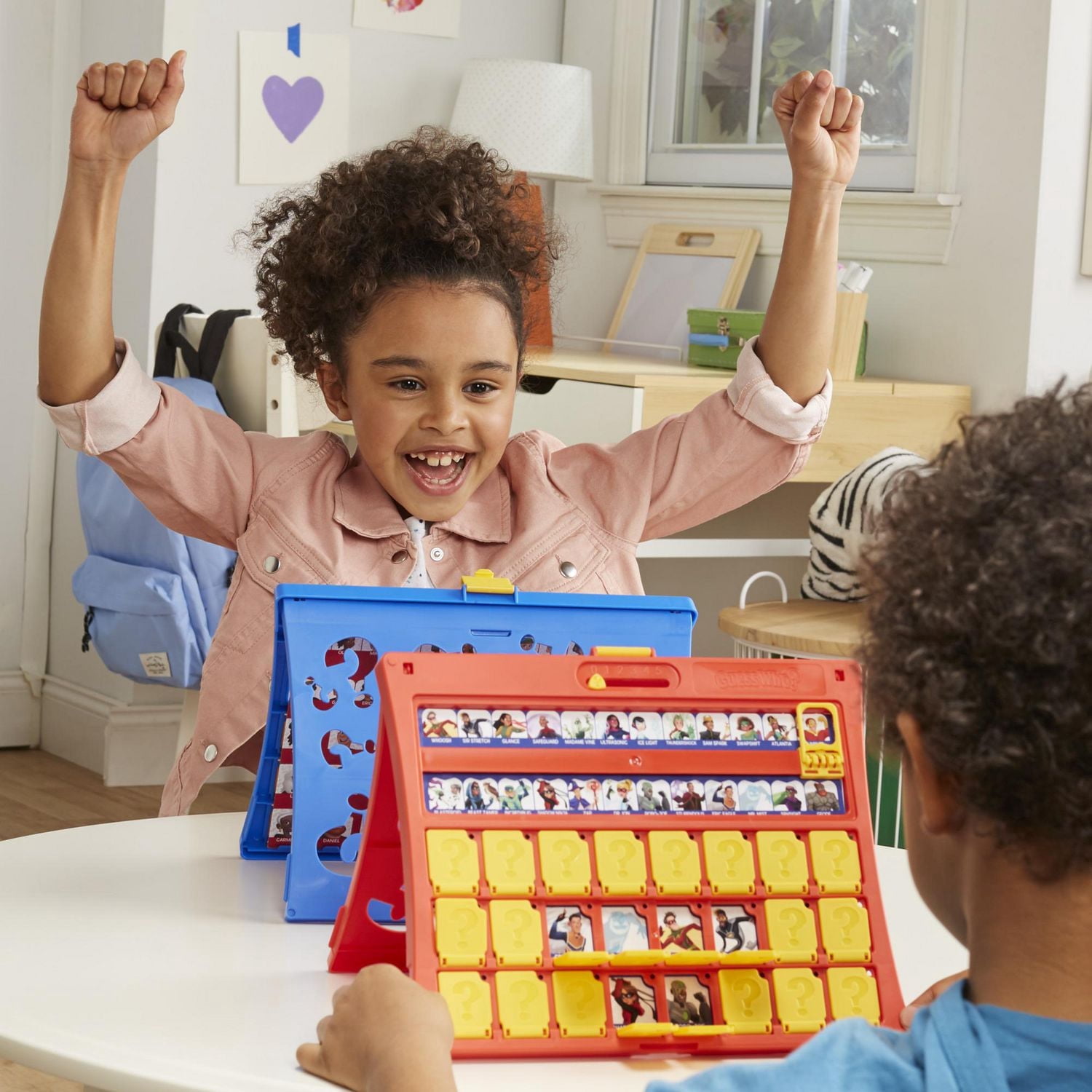 Guess Who? Jeu de devinettes classique, jeu de plateau pour enfants, dès 6 ans, 2 joueurs