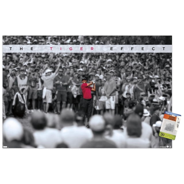 Tiger Woods - l'Affiche Murale à Effet Tiger Mettant en Vedette un Golfeur avec une Chemise Rouge et un Pantalon Noir Se Balançant dans un club de golf, sur Fond de Foule Flou en Noir et Blanc avec le Texte « l'Effet Tiger » en Lettres Majuscules au-Dessus, Convient à la Déco Maison et à l'Art Mural.