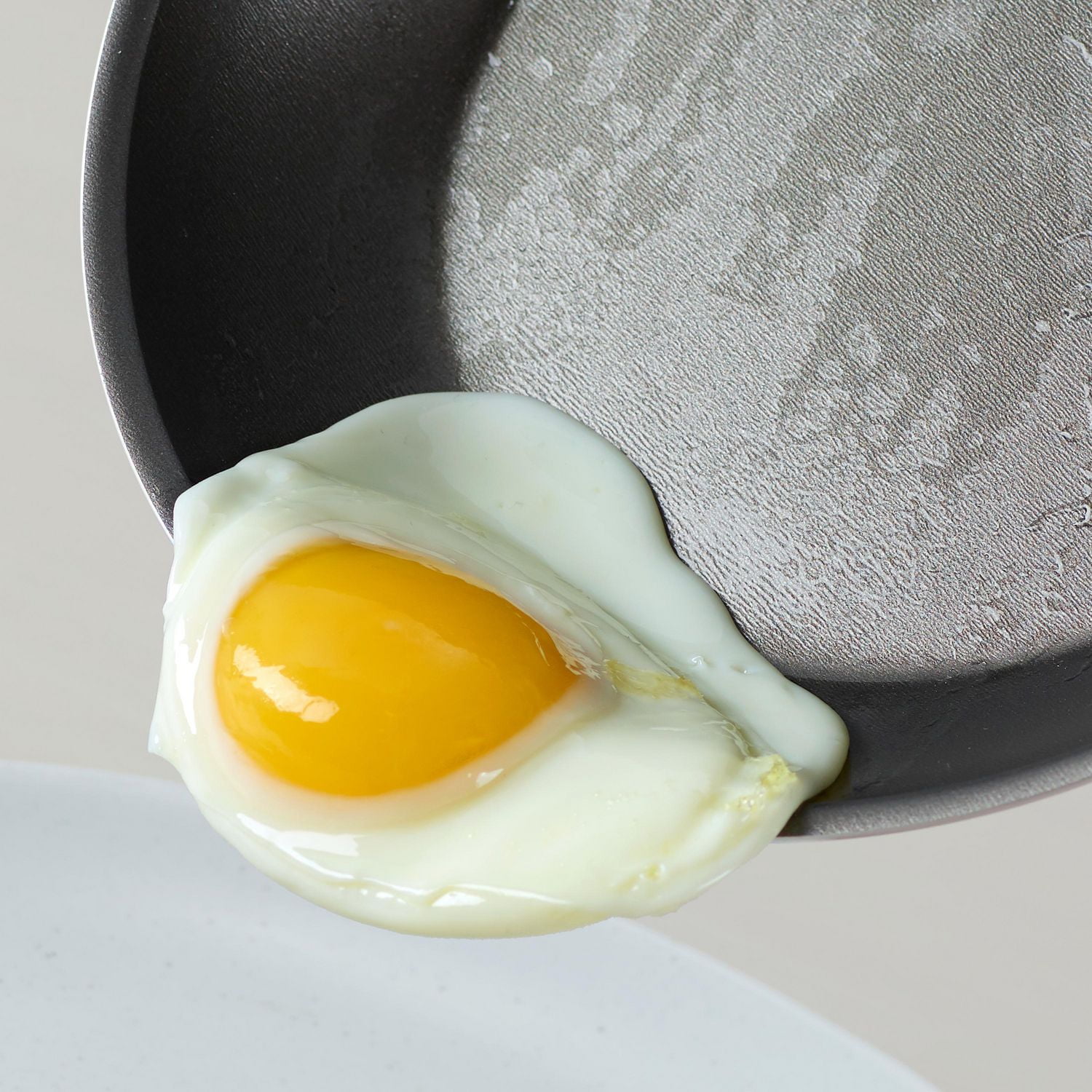 Tramontina Simple Cooking 10 in Nonstick Covered Deep Sauté Pan – Champagne