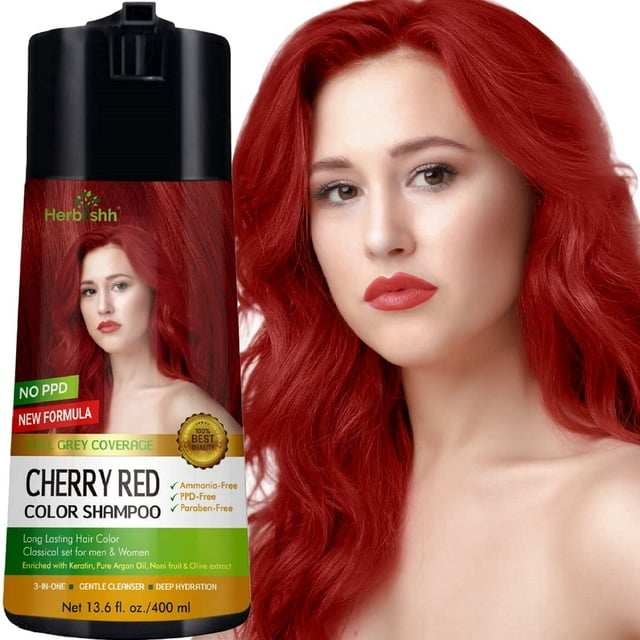 Herbishh Shampoing Colorant pour Cheveux en Rouge Cerise, une Bouteille de 400 ml de Shampoing et Revitalisant Teints Sans Ammoniaque, Sans PPD et Sans Parabènes. le Produit Est Enrichi d'Ingrédients d'Origine Végétale comme l'Huile d'Argan, la Protéine de Blé Hydrolysée et la Kératine pour Nourrir et Revitaliser les Cheveux. l'Image Montre la Bouteille de Shampoing aux Côté d'Un Modèle aux Cheveux Rouge Cerise Vibrants, Mettant en Valeur l'Efficacité du