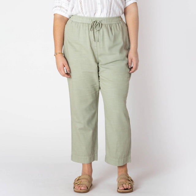 Devoted joggers à Jambe Grand et Coupe Ample pour Femmes Grande Taille en Vert olive Pâle avec Taille Élastique à Cordon, Poches Latérales et Arrière, et silhouette Décontractée, Stylés avec une blouse Blanche et des Sandales Beiges, Idéals pour une Tenue Décontractée Ou pour Superposer par Temps Plus Frais.