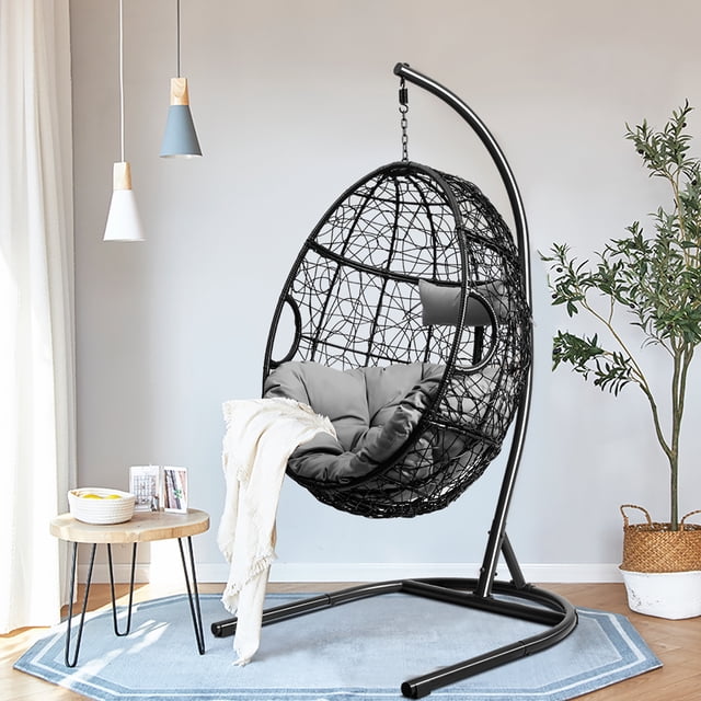 Costway Chaise Hamac avec Support Chaise Balançoire Suspendue Rembourrée en Forme d'Oeuf pour l'Intérieur Gris. Cette Chaise en Forme d'Oeuf Présente un Cadre en Métal Noir avec un design en Rotin PE Tressé et un Coussin Rempli de Fibres Grises et un Appui-Tête pour le Confort. la Chaise Est Soutenue par un Support en Métal Robuste avec des Coussinets Antidérapants pour la Stabilité et Comprend un Crochet de Sécurité et une Chaîne de Suspension pour l'Équilibre. Convient à une Utilisation Intérieure Ou Extérieure, Elle Mesure 40,5 Pieds' x 42 Pieds' x 81 Pieds' et a une Capacité de Poids de 250 Lb. l'Image Montre