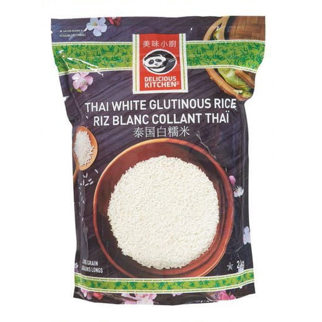 Delicious Kitchen Riz Gluant Blanc Thaï 2 kg Emballage Refermable avec une Vue avant de l'Emballage Montrant un Bol en Bois Rempli de Riz Blanc Collant sur un Fond en Bois Foncé, Décoré de Bambou Vert et de Motifs Floraux, Convient à la Cuisine Thaï et aux desserts.