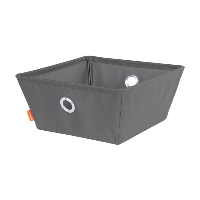 neatfreak! Bac de Rangement à Profil Bas avec Cadre en Fil Métallique Gris, Montré sous un angle 3/4 avec un design Carré à Profil Bas. Il Présente un Cadre en Fil Métallique Robuste Recouvert de Tissu polyester Lavable, des Poignées à Oeillets Argentées Renforcées des Deux Côtés, et une Étiquette de Marque orange. Idéal pour Organiser des Étagères, des Bibliothèques Ou des Unités Murales, et Convient pour Ranger des Articles Saisonniers, des Jouets Ou des Appareils Électroniques.